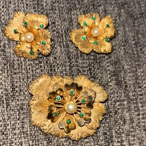 Sarah Coventry Splendor Flower Faux Pearl Green Brooch Pin & Clip On Earrings